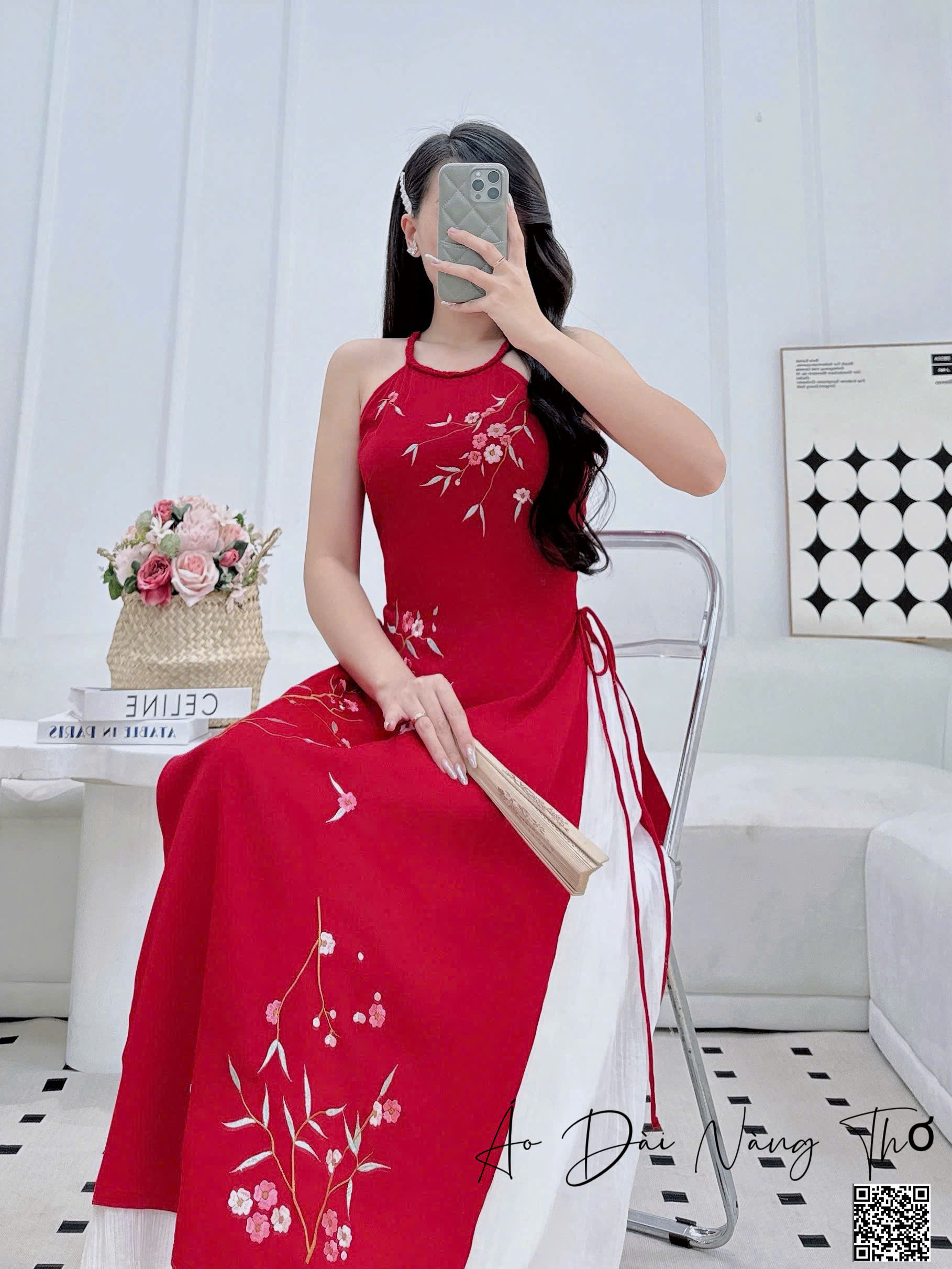 Áo Dài Cách Tân Lụa Đỏ Cổ Yếm Họa Tiết Thêu Xinh Xắn