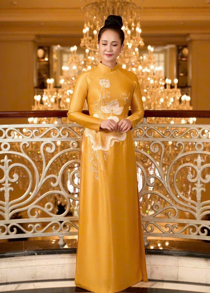 Áo Dài Bà Sui Lụa Vàng Đồng Thêu Hoa Sen