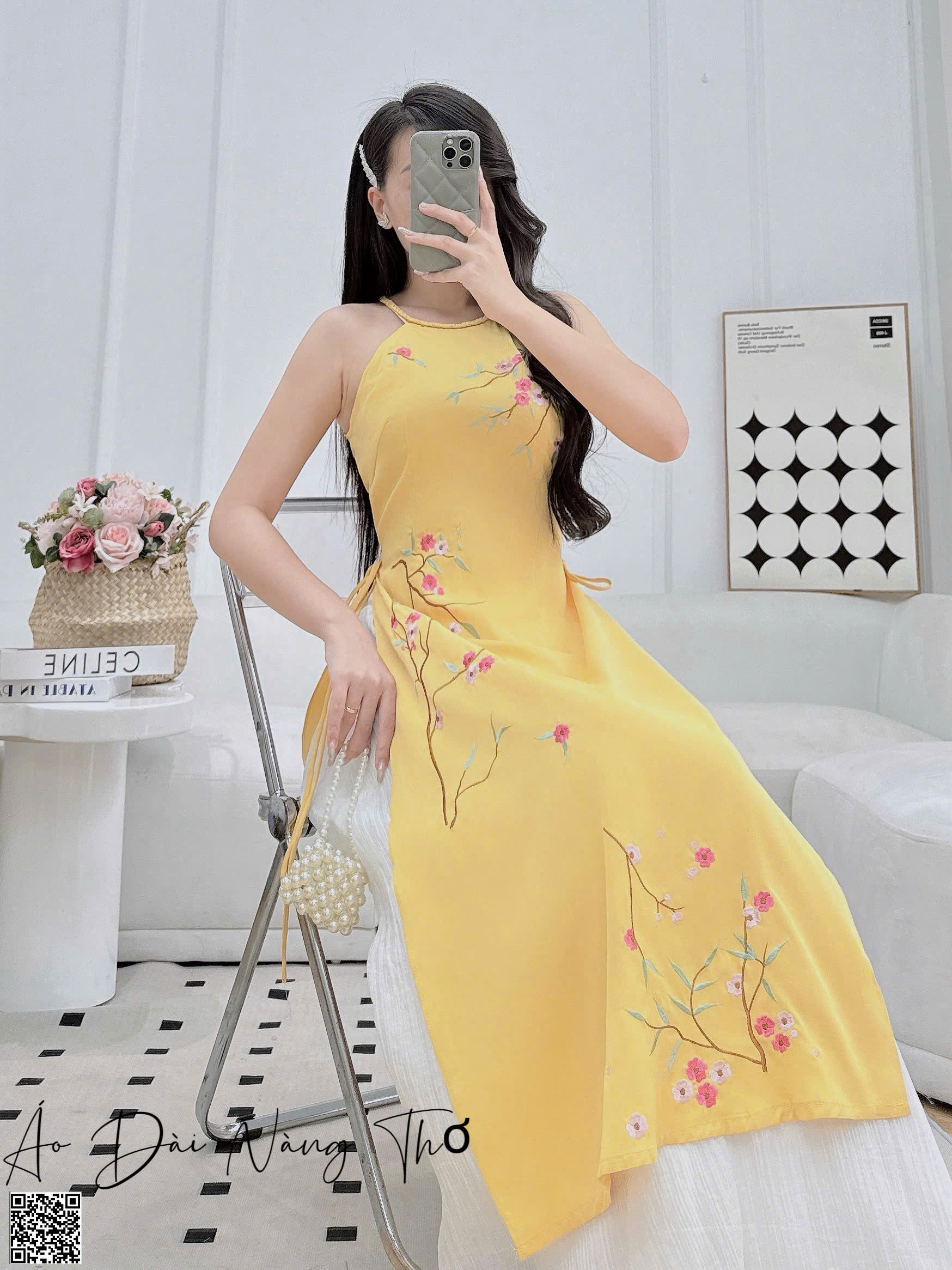 Áo Dài Cách Tân Lụa Vàng Cổ Yếm Họa Tiết Thêu Xinh Xắn