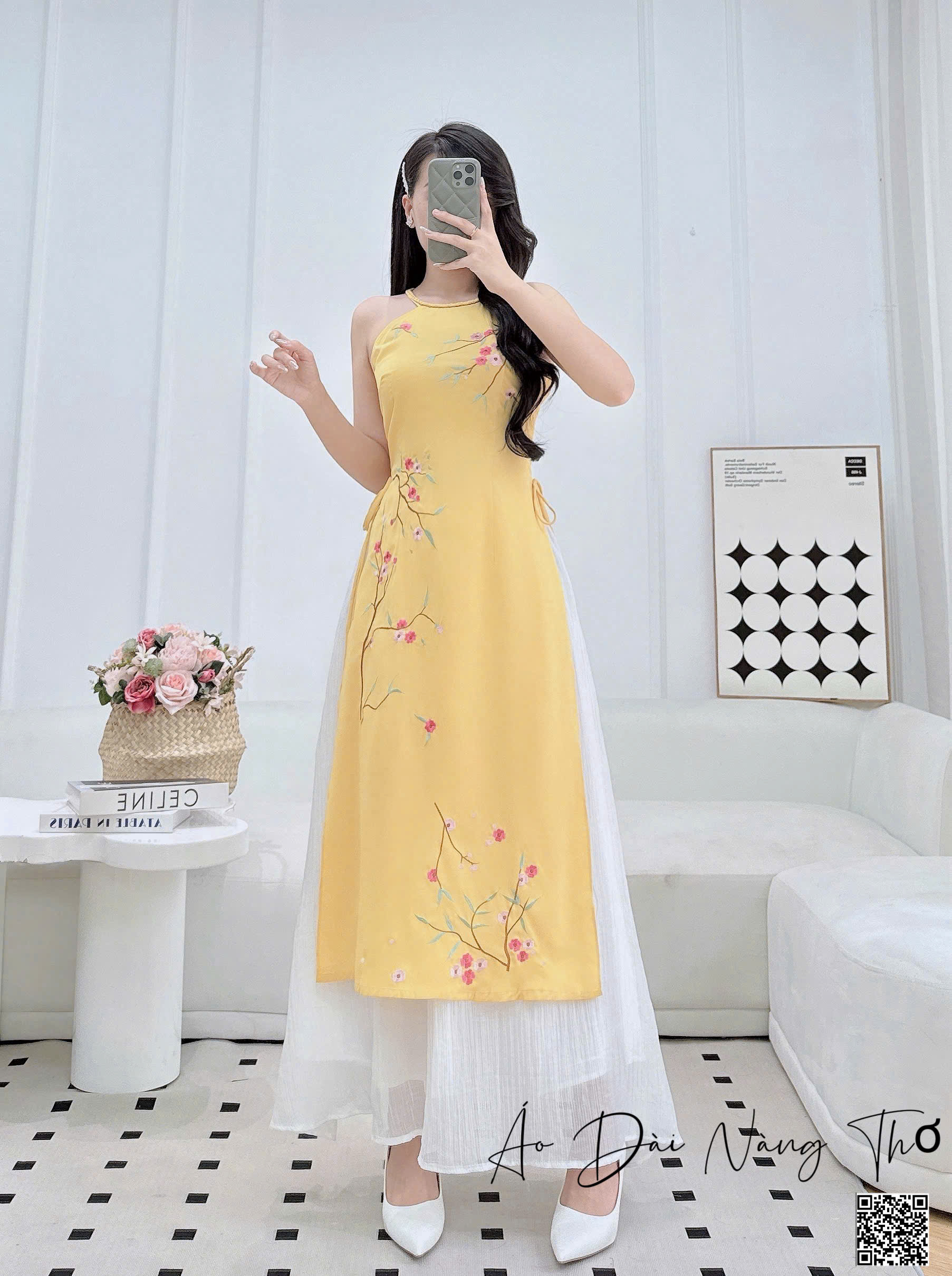 Áo Dài Cách Tân Lụa Vàng Cổ Yếm Họa Tiết Thêu Xinh Xắn