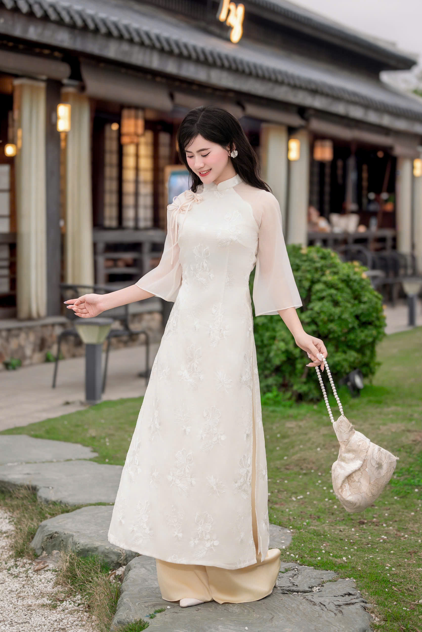 Áo Dài Cách Tân Lụa Kem Đính Nơ Siêu Xinh