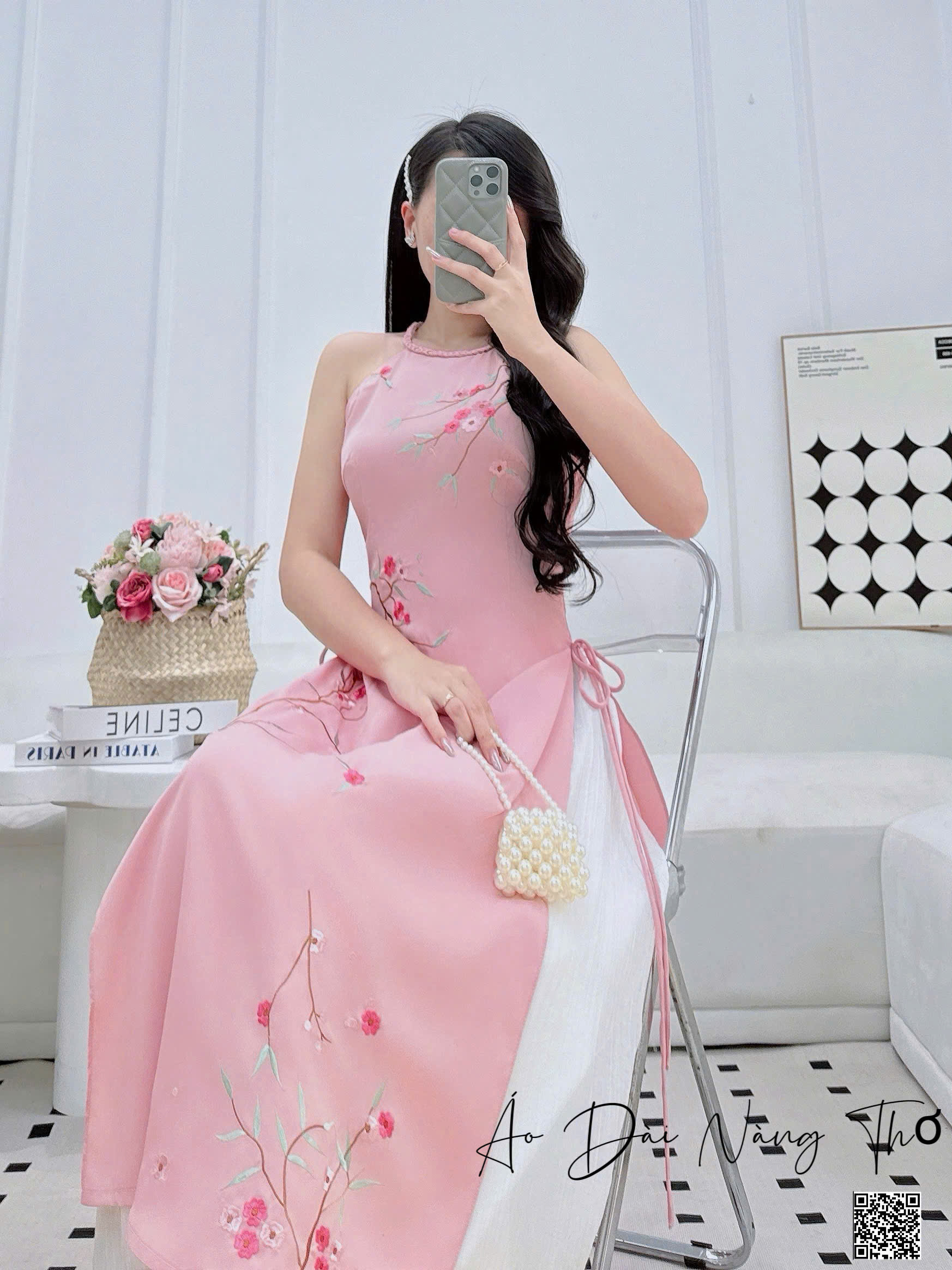 Áo Dài Cách Tân Lụa Hồng Cổ Yếm Họa Tiết Thêu Xinh Xắn