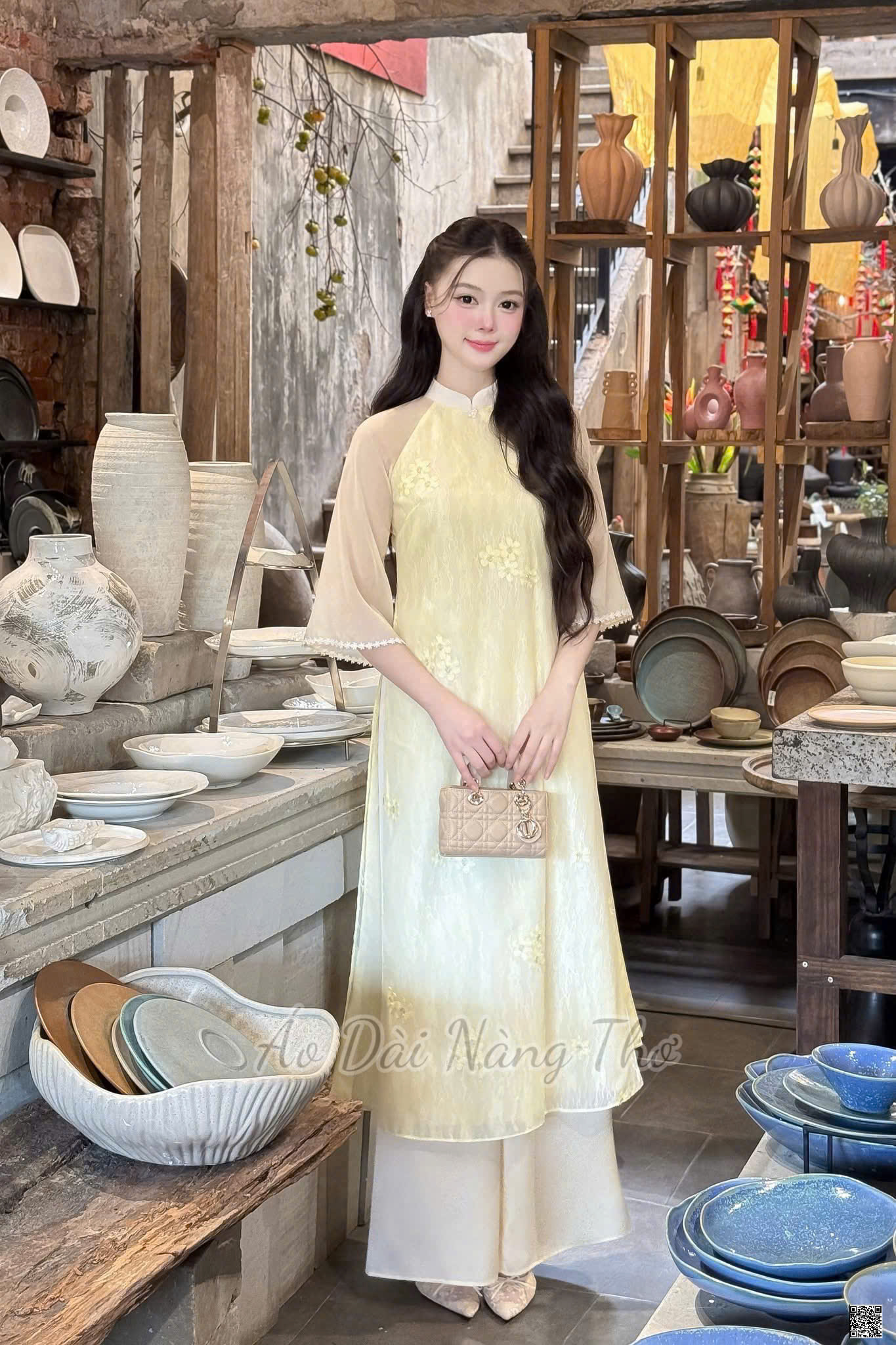 Áo Dài Cách Tân Voan Vàng Thêu Xinh Xắn