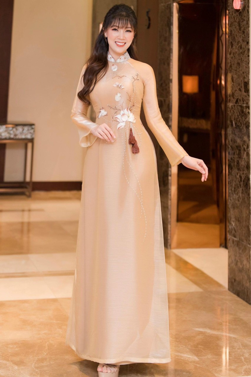 Áo Dài Truyền Thống Lụa Đính Hoa Duyên Dáng1