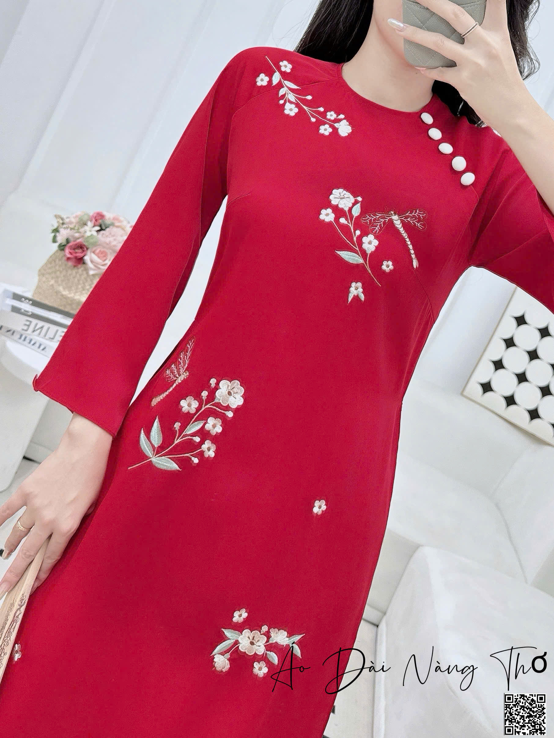 Áo Dài Cách Tân Vải Lụa Đỏ Thêu Hoa Xinh Xắn