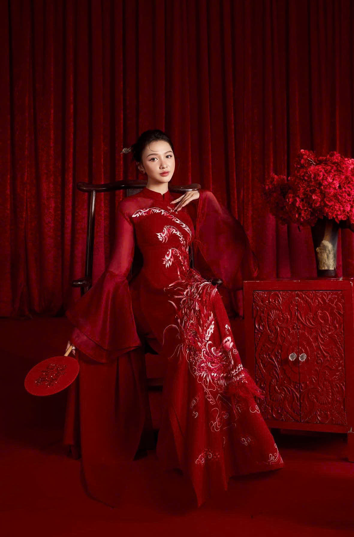 Áo Dài Cưới Đỏ Thêu Tay Loe Sang Trọng
