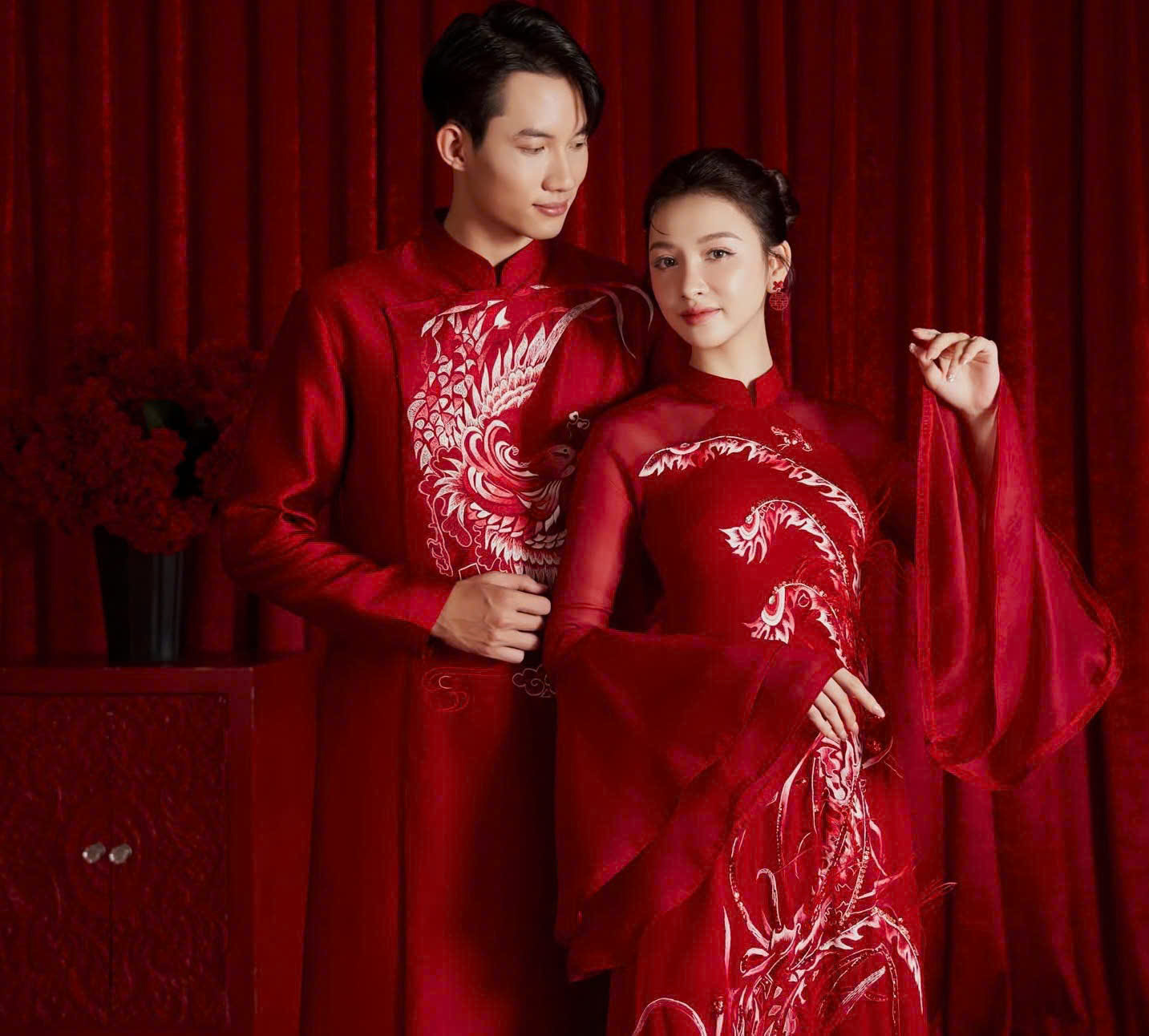 Áo Dài Cưới Đỏ Thêu Tay Loe Sang Trọng