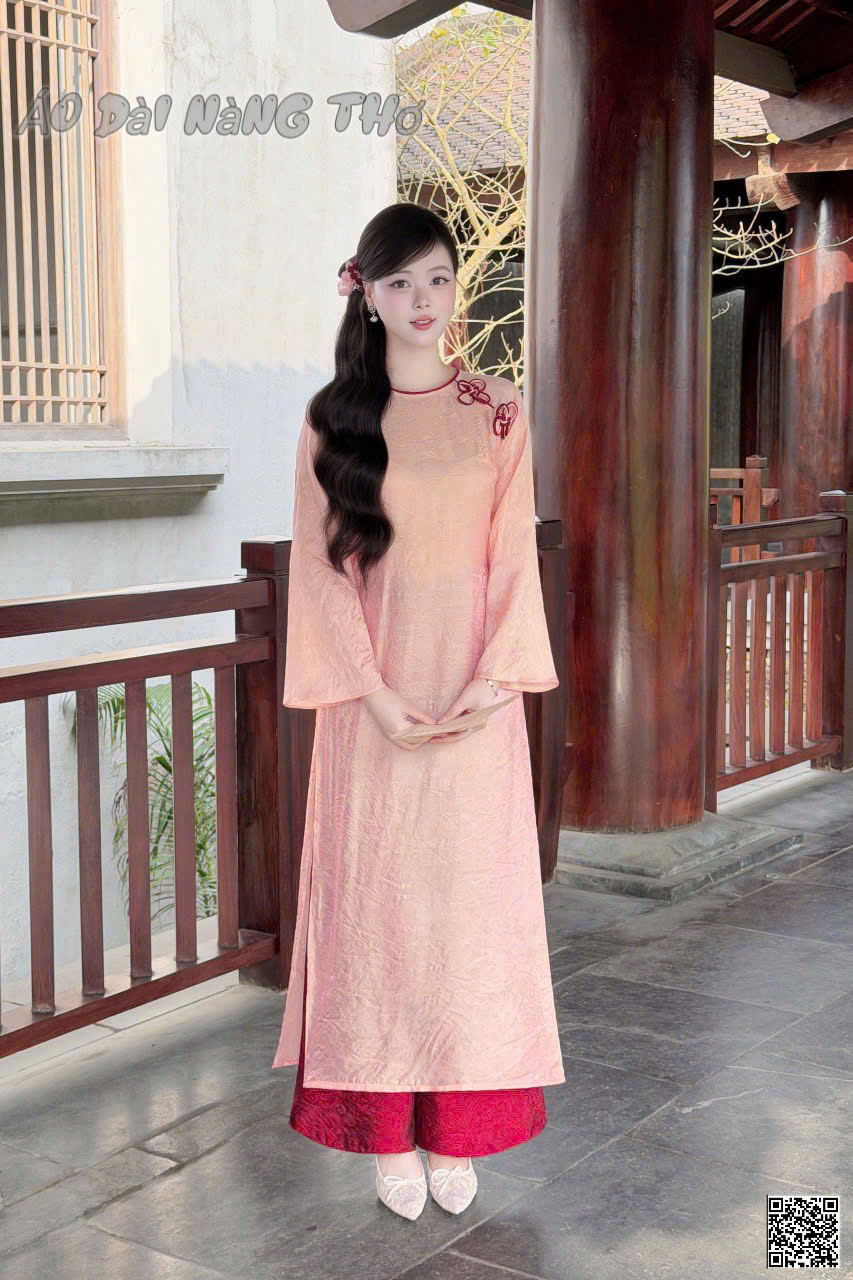 Áo Dài Cách Tân Gấm Hồng Dâu Cổ Tròn Đính Hoa Xinh