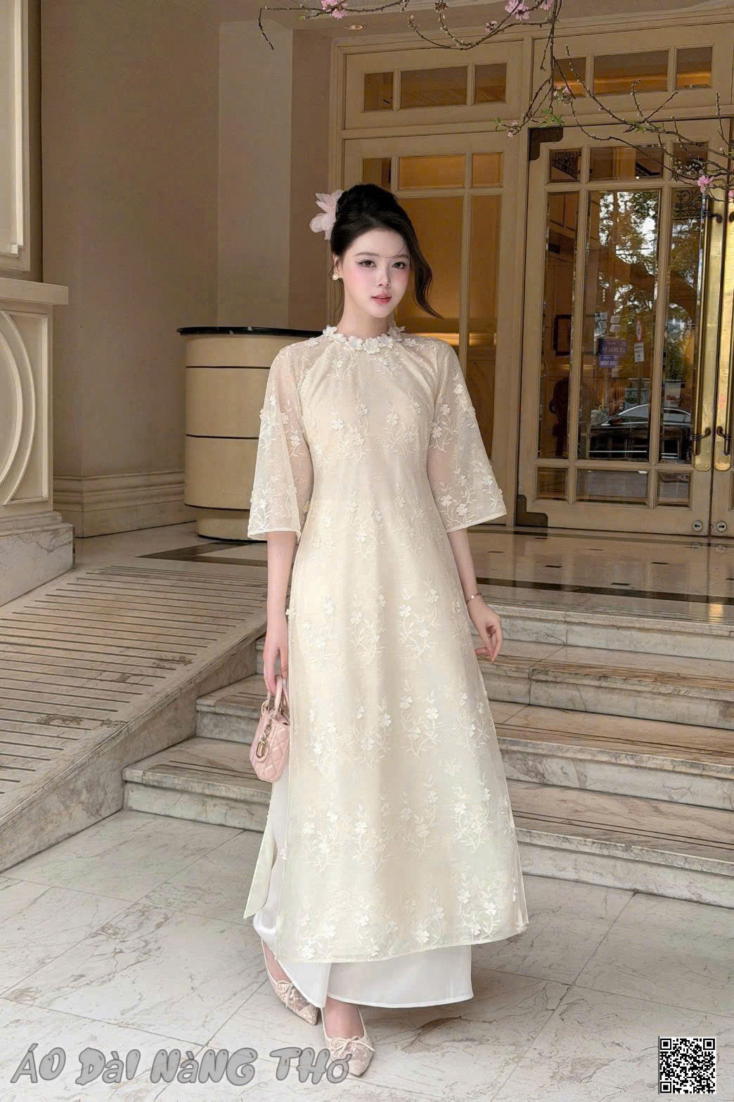 Áo Dài Cách Tân Lụa Kem Cổ Tròn Đính Bông Cổ