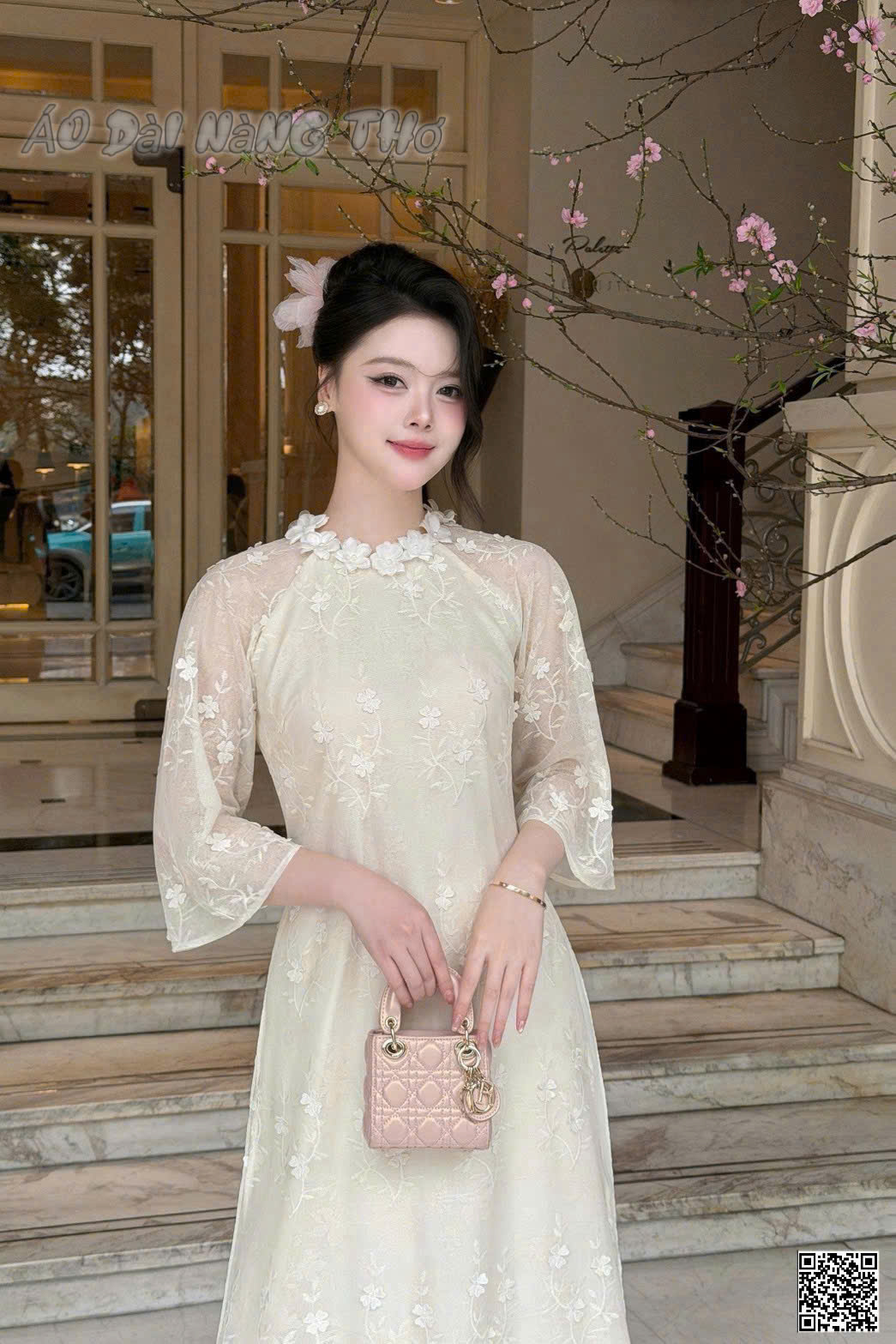 Áo Dài Cách Tân Lụa Kem Cổ Tròn Đính Bông Cổ