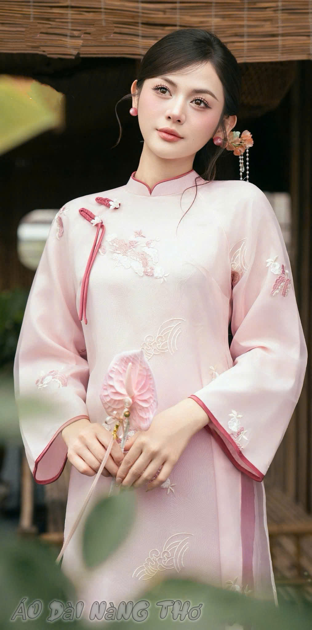 Áo Dài Cách Tân Lụa Họa Tiết Thêu Nền Hồng
