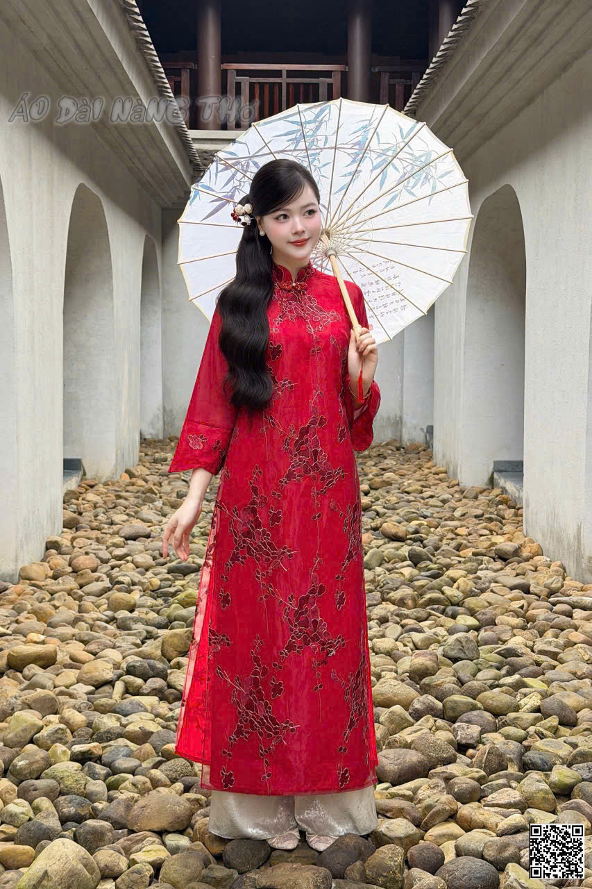 Áo Dài Cách Tân Họa Tiết Thêu Nền Đỏ Đáng Yêu
