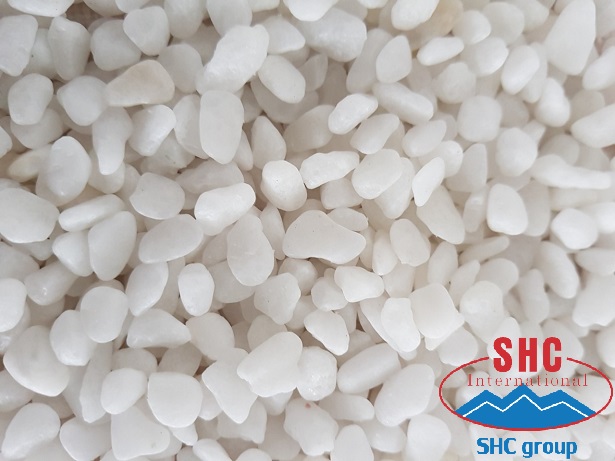 Using Pebbles In The Interiors And Exteriors Of A Home.