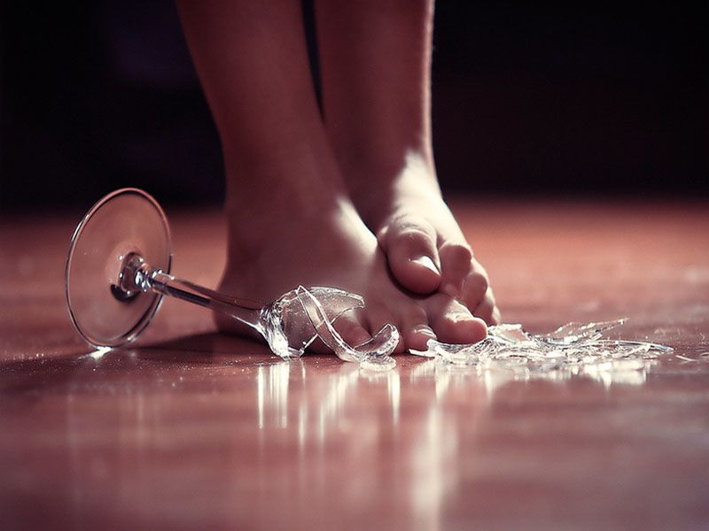 Làm Vỡ Cốc Thủy Tinh Đánh Con Gì? Giải Mã Điềm Báo và Con Số May Mắn