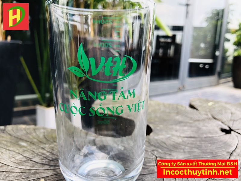 Cốc thủy tinh quán cafe cao