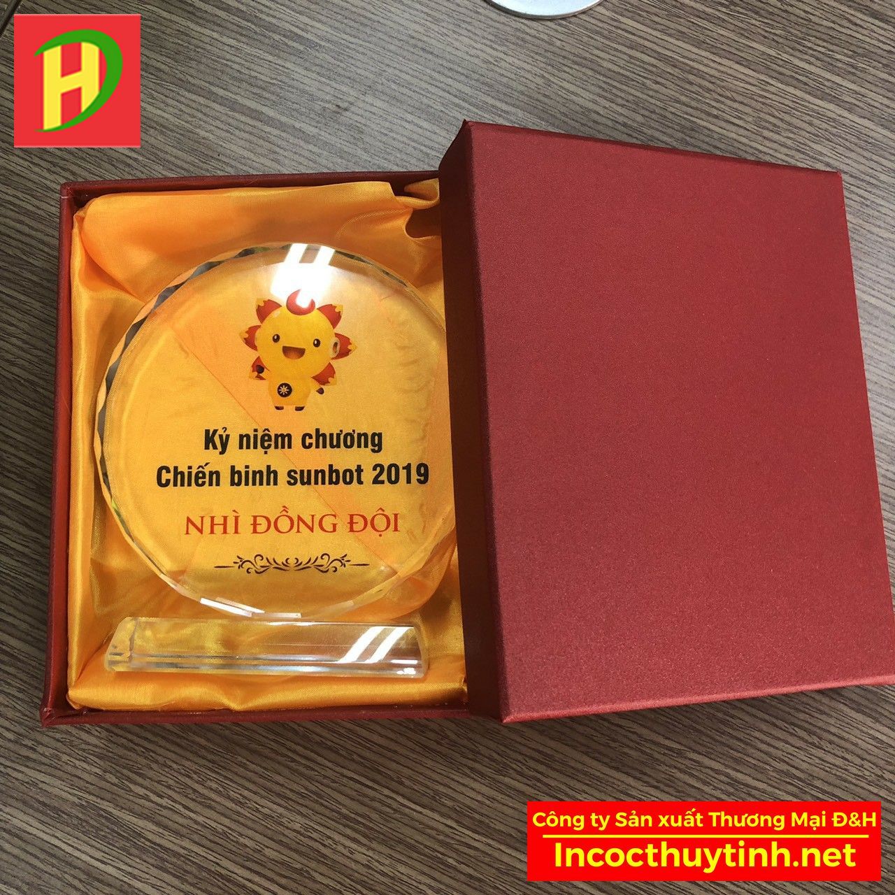 Kỷ niệm chương thủy tinh