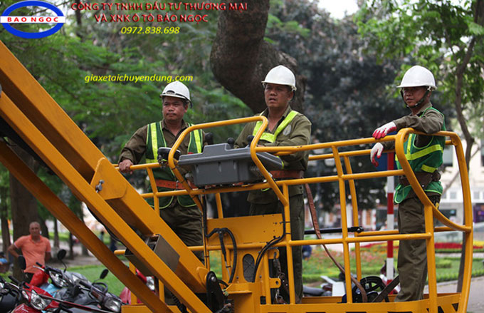 xe nâng người cắt tỉa cây xanh 32m