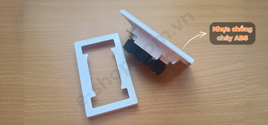 Đế ổ cắm điện âm tường được làm bằng chất liệu nhựa ABS