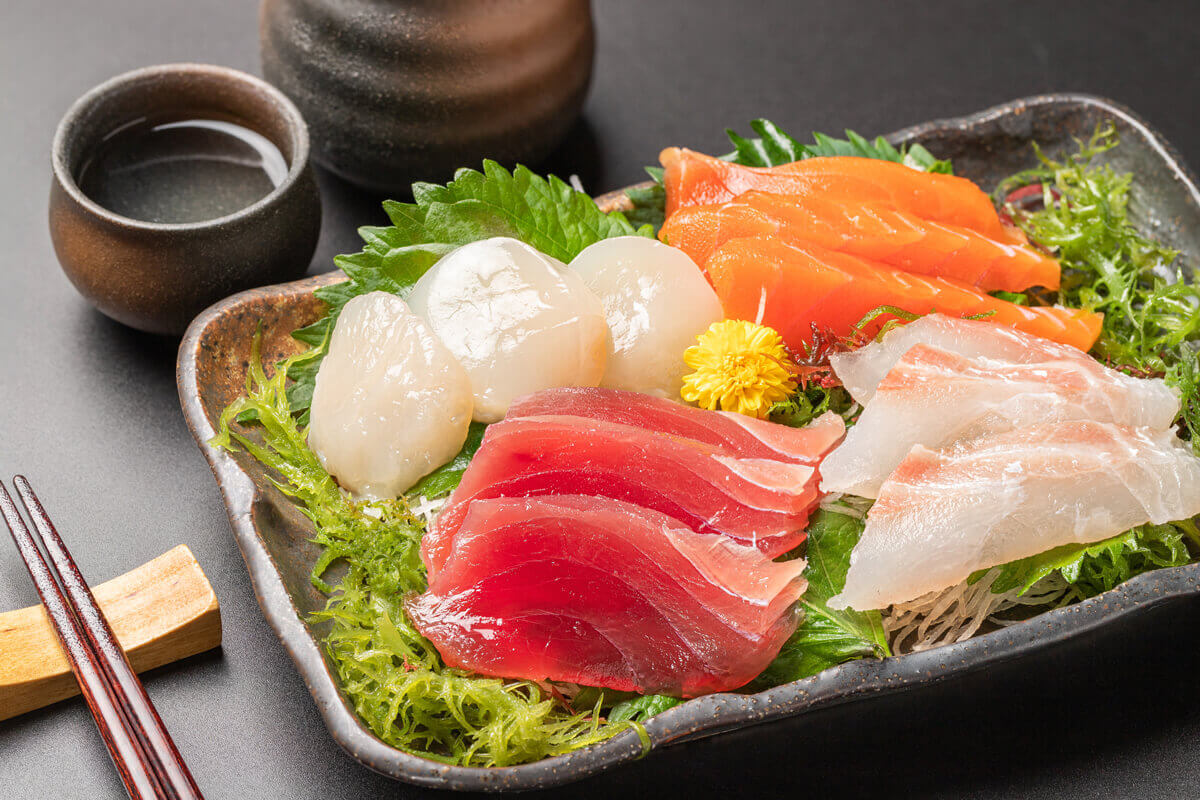 Rượu Sake Rairaku Junmai Ginjo có thể ăn kèm với sushi, sashimi