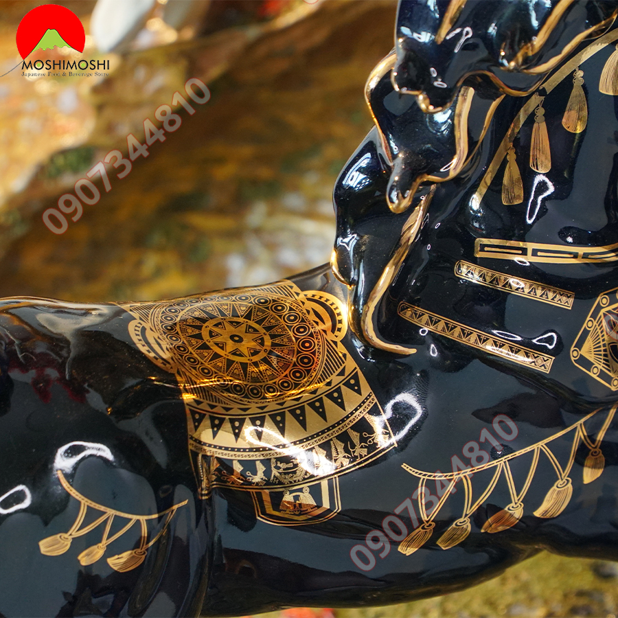 Rượu Ngựa Long Mã Kèm Đế Phong Cảnh mang họa tiết truyền thống