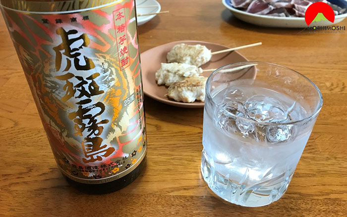Cách uống rượu shochu Honkaku Torafu Kirishima Imo Nhật Bản với đá