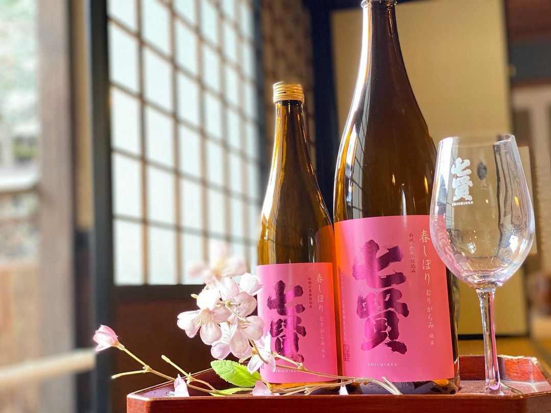 Rượu Sake Shichiken Junmai Harushibori Nhật Bản Rượu sake Shichiken Junmai Harushibori đến từ nhà Shihiken, một thương hiệu sản xuất rượu sake đã tồn tại ở Nhật Bản từ những năm 1750. Đến hiện tại đã cho ra nhiều loại sake thơm ngon và chất lượng.  Rượu Shichiken Harushibori sử dụng giống loại Hitogokochi  từ thành phố Hokuto, Tỉnh Yamanashi. Gạo được đánh bóng với tỷ lệ lên đến 57% để tạo điều kiện thuận lợi ngâm ủ ra chất lượng rượu ngon.  Sake Shichiken Junmai Harushibori được miêu tả là mang mùi hương sảng khoái như táo xanh và một kết cấu tinh tế hòa quyện vào nhau. Nó được đặc trưng bởi hương vị mượt mà và vị ngọt nhẹ với kết cấu mịn tương tự như bông tuyết. Rượu Sake Shichiken Junmai Harushibori tốt cho sức khỏe Tiêu thụ lượng sake Shichiken Junmai Harushibori hợp lý còn mang đến nhiều lợi ích cho sức khỏe của bạn. Sake từ lâu đã là thức uống giúp giải tỏa tinh thần và đầu óc, thư giãn sau những giờ mệt mỏi Tốt cho hệ tiêu hóa và giúp kích thích cho vị giác, ăn uống ngon miệng hơn trong mỗi bữa ăn Giữ ấm cho cơ thể và hỗ trợ lưu thông máu giúp máu được bơm đi đến các cơ quan Cách uống rượu sake Shichiken Junmai Harushibori Thưởng thức sake Shichiken trực tiếp ở nhiệt độ phòng. Khi rót vào ly, rượu sẽ nhảy múa uyển chuyển trong rượu vì chất rượu hơi đục. Bạn có thể uống và ăn cùng các món ăn Nhật Bản.  Uống lạnh sẽ cho bạn cảm giác tươi mát và sảng khoái. Làm lạnh sake với bình làm lạnh rượu sake Nhật Bản tiện lợi giúp sake được làm lạnh tự nhiên với lỗ để đá riêng biệt không gây ảnh hưởng đến chất lượng rượu. Hướng dẫn bảo quản Để xa tầm tay của trẻ nhỏ Bảo quản ở nơi khô ráo và thoáng mát Tránh tiếp xúc trực tiếp với ánh sáng mặt trời Mua rượu sake Shichiken Junmai Harushibori Nhật Bản Đặt mua rượu Shichiken Junmai Harushibori tại mục “Mua sản phẩm” hoặc liên hệ qua số hotline 0902515699 để được tư vấn và đặt hàng nhanh chóng.