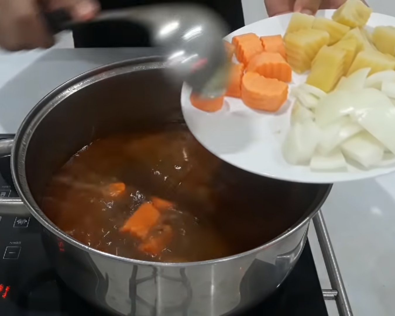chế biến bắp bò hầm tiêu xanh