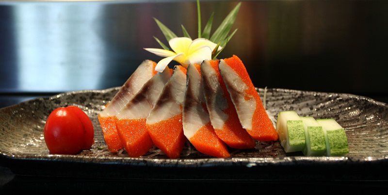 cá trích ép trứng làm sushi