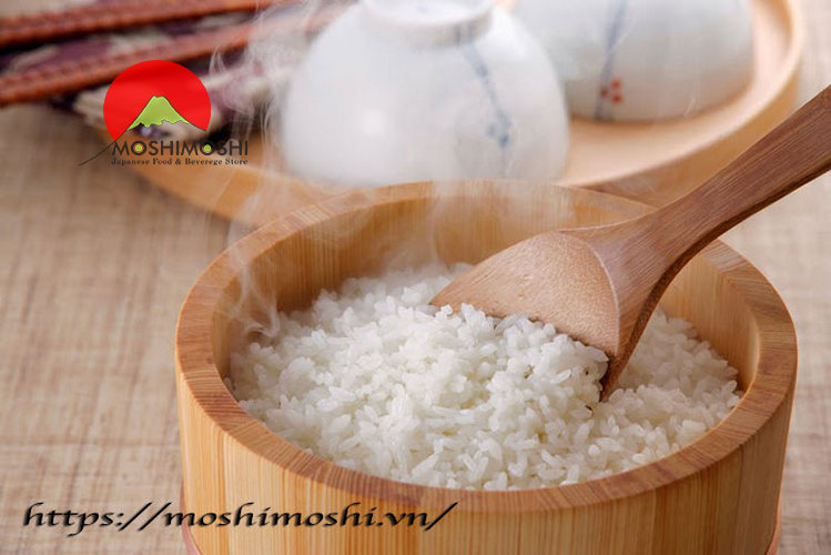 hạt cơm nấu từ gạo Nhật Bản thơm ngon, mềm dễ ăn