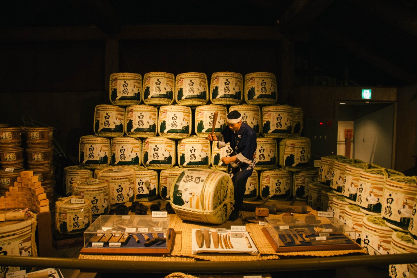 Đến thăm bảo tàng rượu Sake Hakutsuru để xem quy trình làm sake bình c