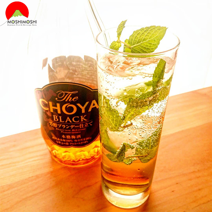 Kết hợp uống rượu mơ Choya Black cùng nước có ga hay soda