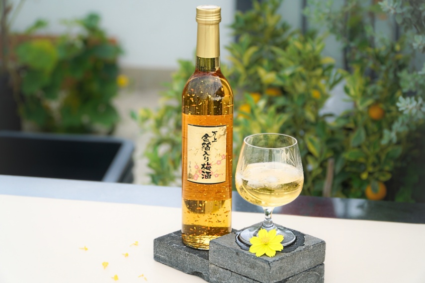 Rượu ngoại tặng tết rượu mơ vảy vàng Kikkoman Umeshu Gold