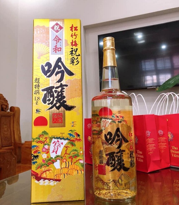 Rượu sake vảy vàng mặt trời đỏ 1,8 Lít (cao cấp)