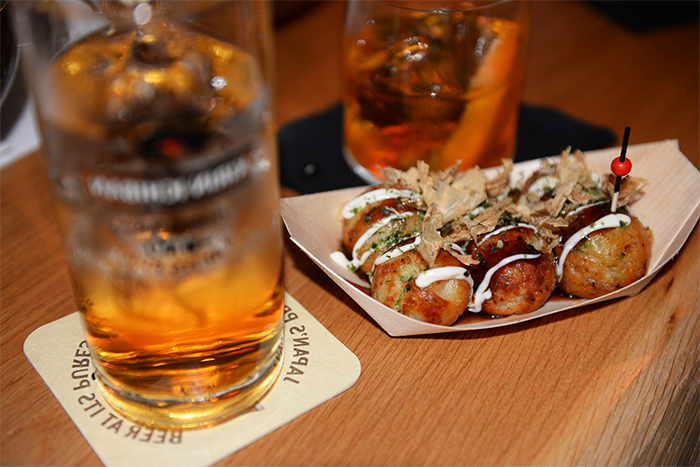 takoyaki và sake