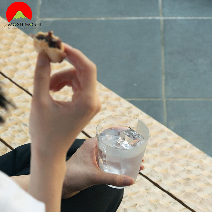Cách Uống Rượu Sake Izumibashi Black Dragonfly Junmai với đá lạnh