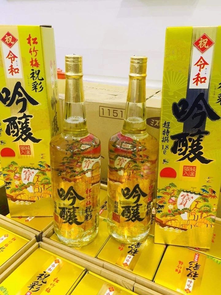 rượu Sake Vảy Vàng mặt trời đỏ