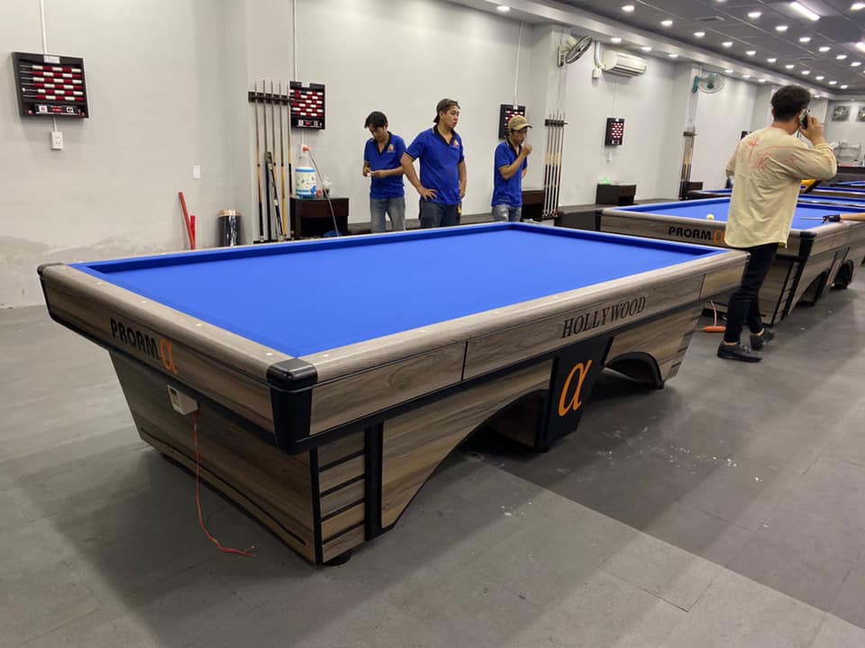 Bàn bi-a 3 bi gỗ tự nhiên, phòng giải trí hiện đại, ảnh sắc nét.