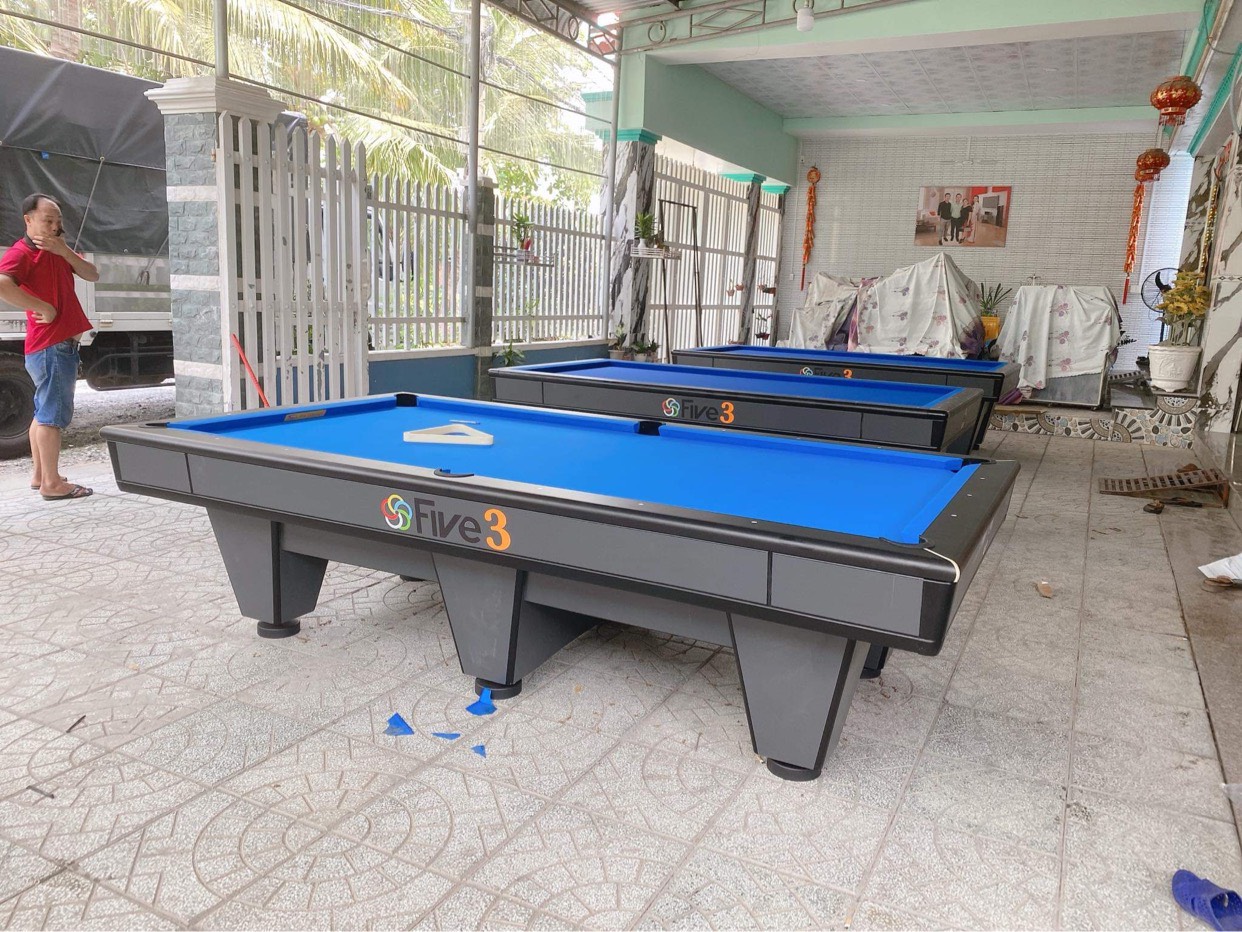 Bàn bi-a 3 bi hiện đại, phòng giải trí, thiết kế sang trọng.