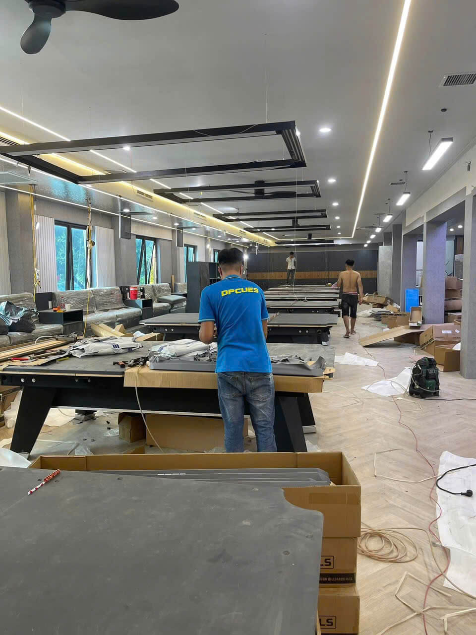 Bàn bida cũ thợ đang tân trang