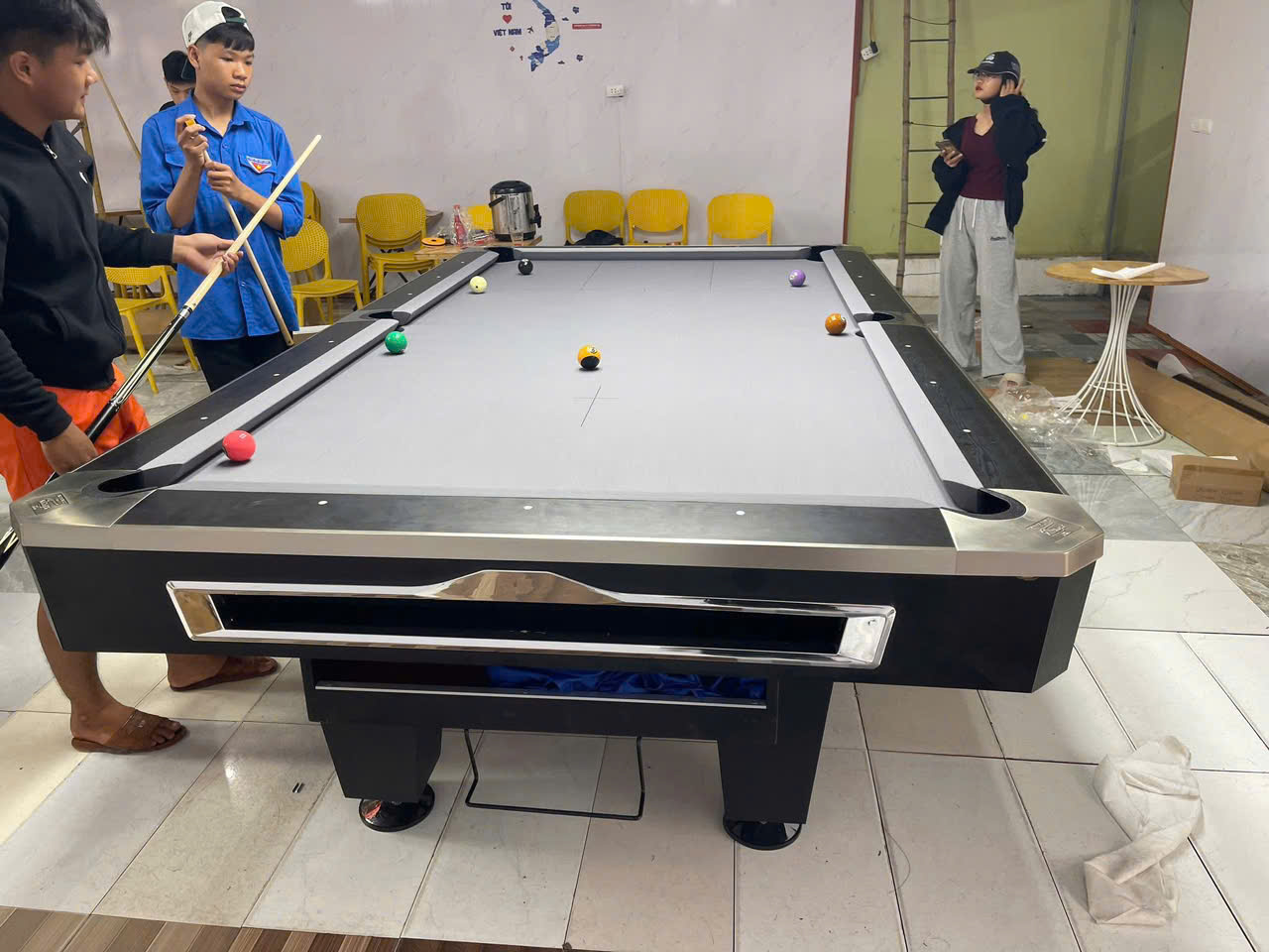 Hình ảnh bàn bi-a với mẹo căn chỉnh chuẩn kỹ thuật, minh họa chi tiết