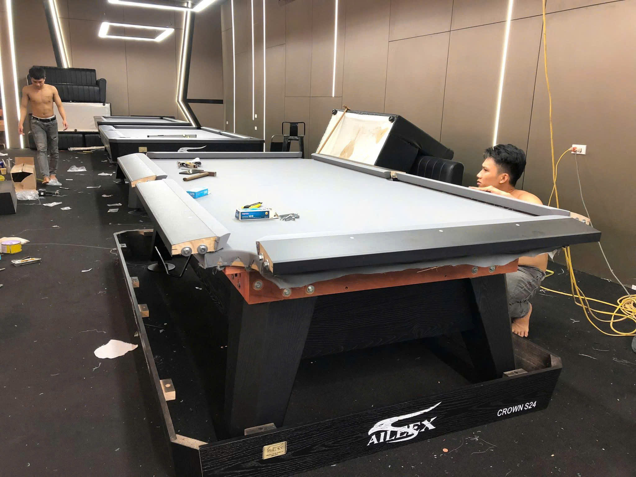 Thợ căn chỉnh mặt đá bàn bi-a chuẩn phẳng đúng kỹ thuật