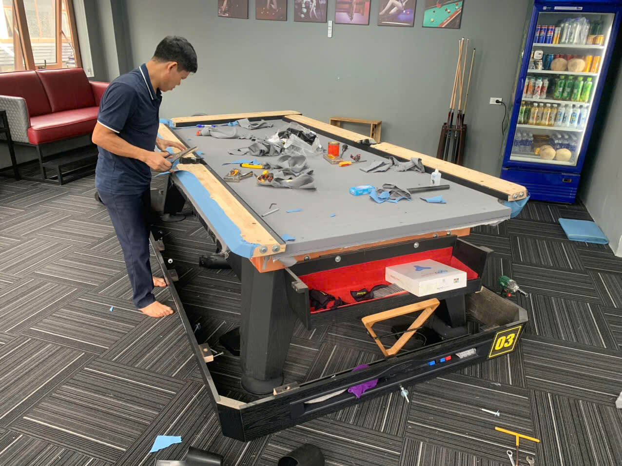 Căng nỉ bàn bi a đúng kỹ thuật giúp bi lăn chuẩn