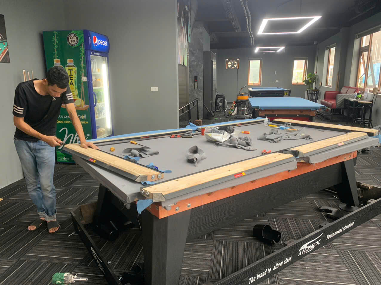 Dịch vụ căng nỉ bàn bi a chuyên nghiệp cho quán bida