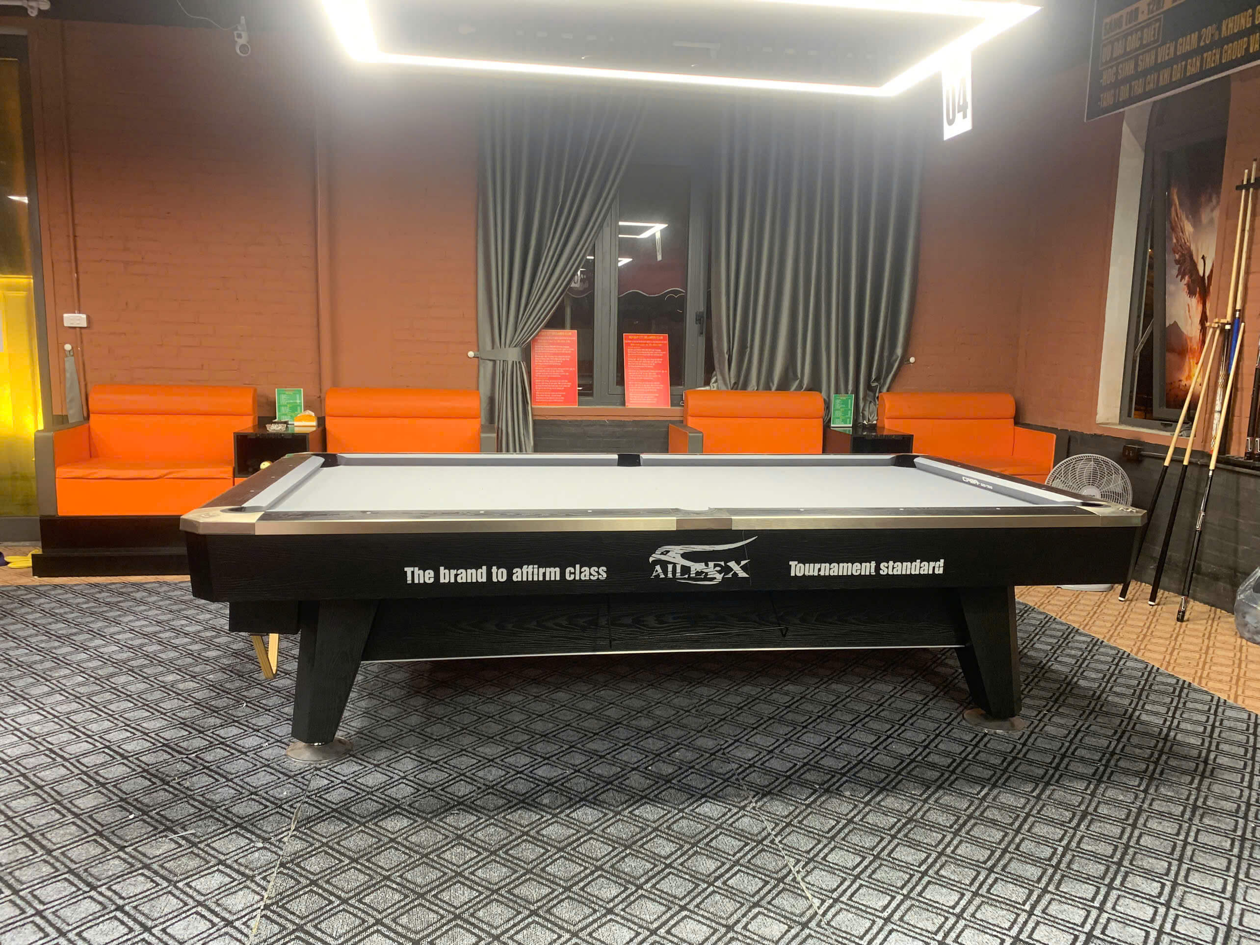 Kiểm tra mặt bàn bida lỗ để đảm bảo độ phẳng và độ nảy