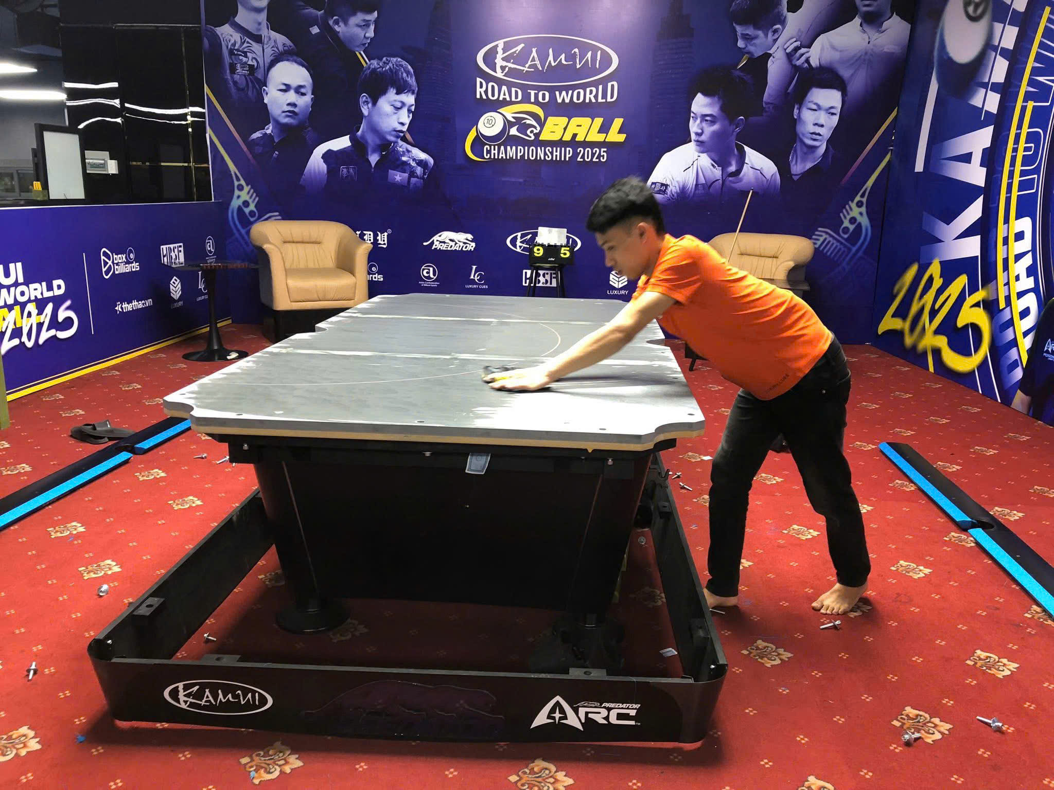 thợ kỹ thuật đang căn chỉnh tân trang bàn cũ