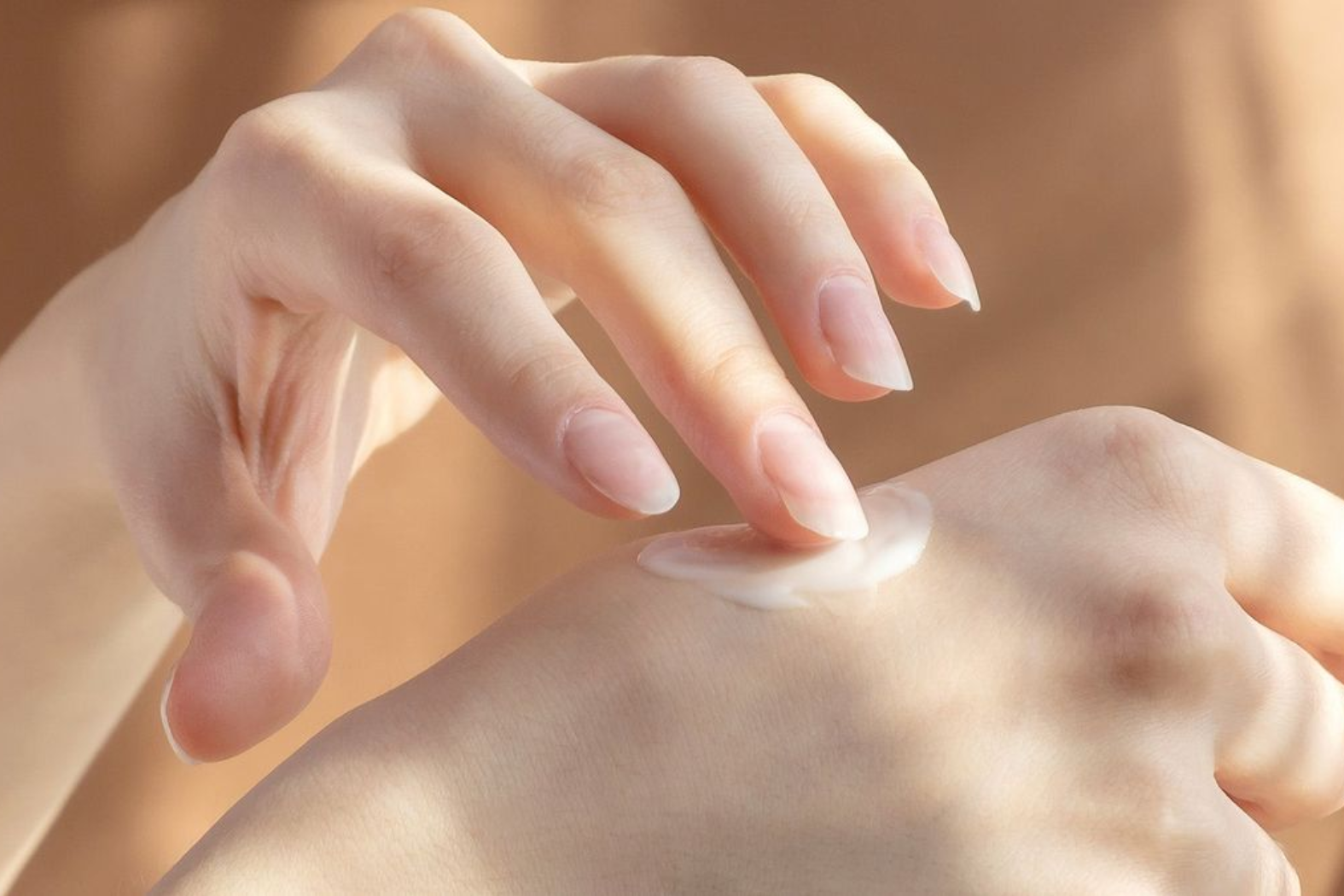 Vì Sao Da Tay Nhanh Lão Hóa? Cách Chăm Sóc Để Tay Luôn Mềm Mịn