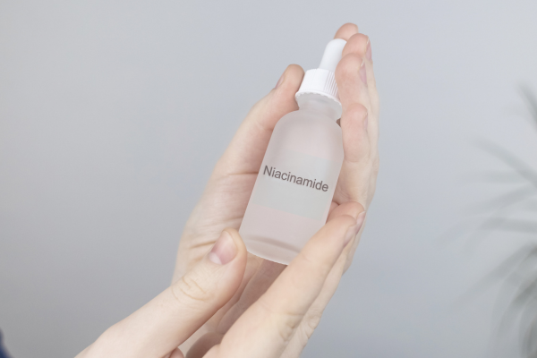 NIACINAMIDE: THÀNH PHẦN ĐA CÔNG DỤNG TRONG CHĂM SÓC DA