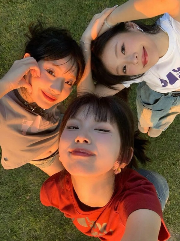 Ảnh chụp 3 người tạo dáng tương tác nhẹ nhàng