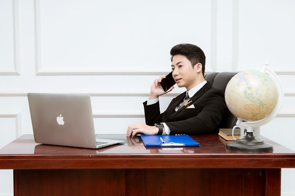 Tạo dáng tương tác với máy tính, điện thoại để tăng tính tự nhiên