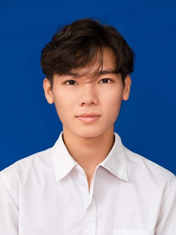 Nền xanh chụp ảnh thẻ cho bạn nam cùng chiếc áo sơ mi trắng đơn giản